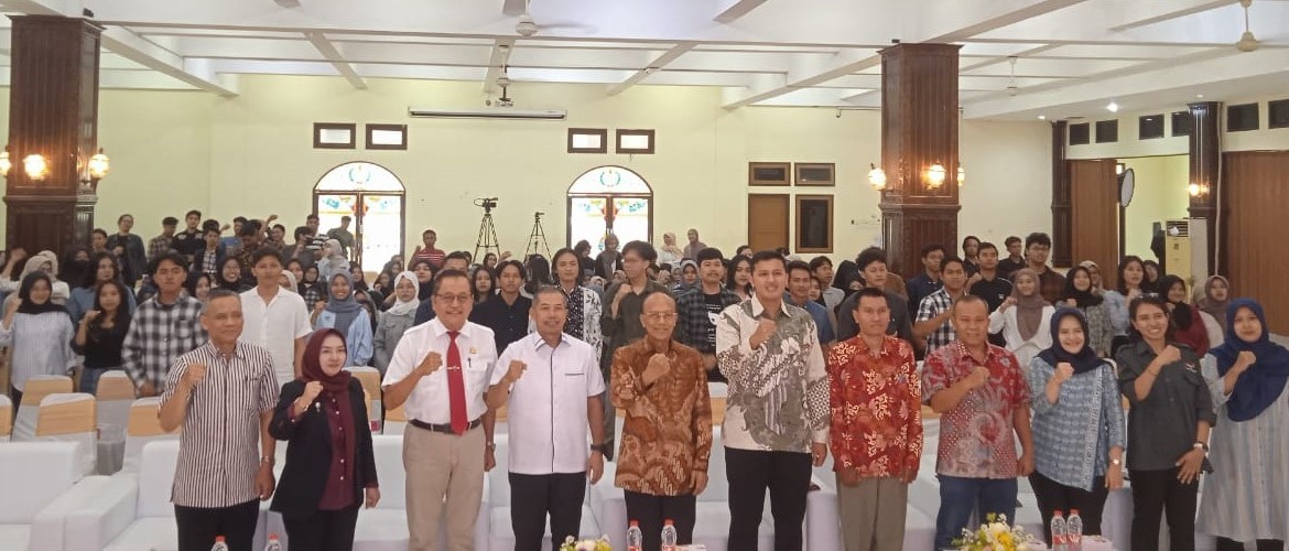 Para peserta dan nara sumber acara Bedah Buku Pendidikan Pancasila di Perguruan Tinggi yang berlangsung di Auditorium Ir. Widjatmoko USM, Senin (28/10/2024)