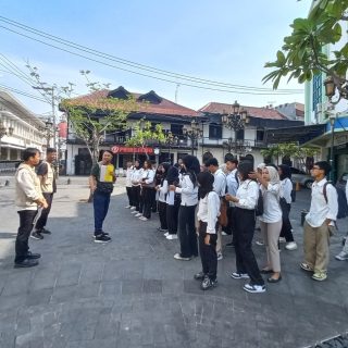 Kegiatan kuliah lapangan di kawasan Kota Lama, yang dilakukan 45 mahasiswa Prodi Pariwisata USM, pada 17 Oktober 2024