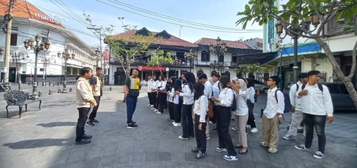 Kegiatan kuliah lapangan di kawasan Kota Lama, yang dilakukan 45 mahasiswa Prodi Pariwisata USM, pada 17 Oktober 2024