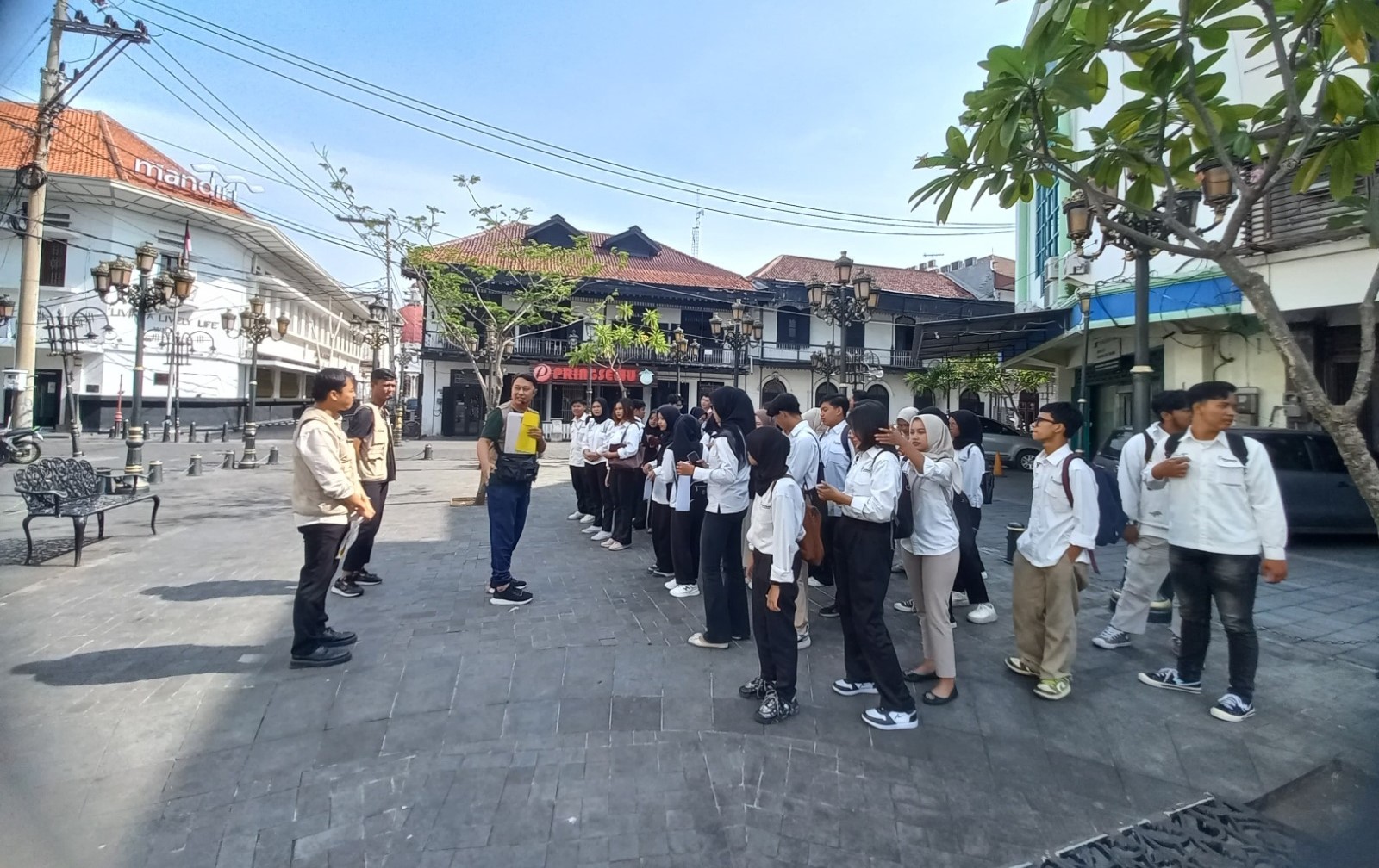 Kegiatan kuliah lapangan di kawasan Kota Lama, yang dilakukan 45 mahasiswa Prodi Pariwisata USM, pada 17 Oktober 2024