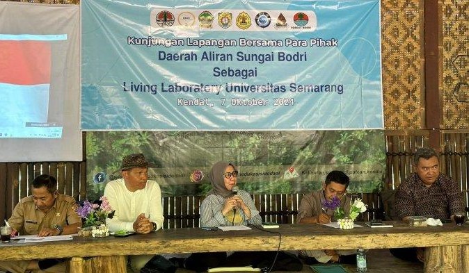 Tim living laboratory USM melakukan kunjungan lapangan bersama para pihak daerah aliran sungai (DAS) Bodri. Acara berlangsung di Aula Bengkok Hutan Edukasi Sidodadi Patean, Kabupaten Kendal, pada Senin, 7 Oktober 2024