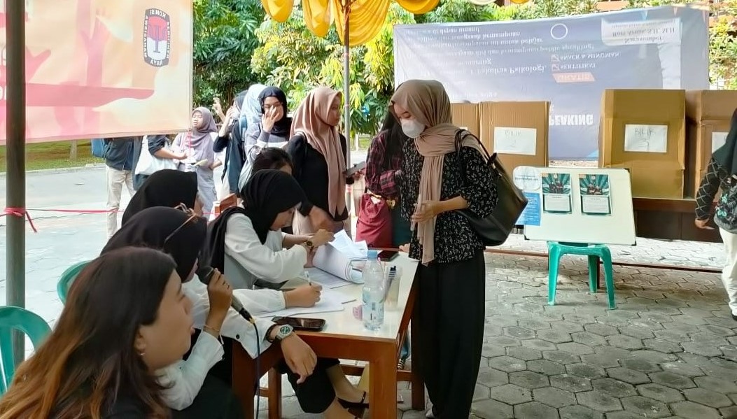 Pemilihan Raya Mahasiswa (Pemira) untuk memilih Gubernur dan Wakil Gubernur BEM Psikologi USM, digelar Dewan Mahasiswa (Dema) Fakultas Psikologi Universitas Semarang di halaman Fakultas Psikologi USM, baru-baru ini.