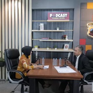 Rektor Universitas Semarang (USM), Dr Supari ST MT menjadi narasumber dalam acara Podcast Polisine Jateng bertema "Peran Akademisi dalam Pilkada 2024", yang berlangsung di ruang Podcast Polisine Jateng, Gedung Mapolda Jateng pada 9 Oktober 2024