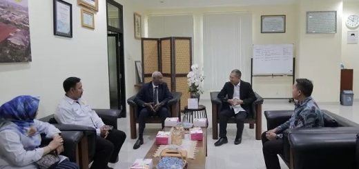 Rektor Universitas Semarang (USM), Dr Supari MT dan Kepala Otoritas Bandara Internasional Sudan, Mr Siral Khatim Babiker Al Tayeb berbincang akrab dalam pertemuan di Gedung Menara USM Jalan Soekarno Hatta Semarang, pada 11 Oktober 2024