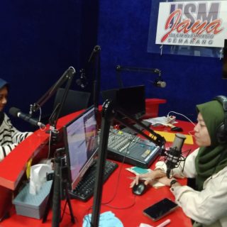 Mahasiswa Fakultas Hukum Universitas Semarang (USM), Nova Yuliani, menjadi narasumber dalam Talkshow Biro Konsultasi dan Bantuan Hukum (BKBH) Menyapa di Studio Radio USM Jaya Gedung N USM, pada Rabu (23/10/2024)
