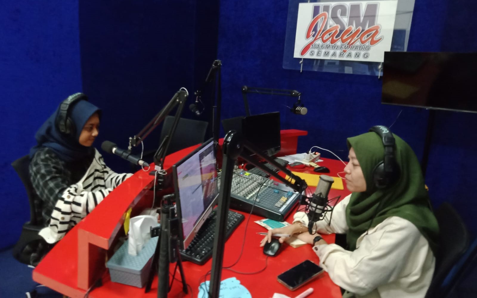 Mahasiswa Fakultas Hukum Universitas Semarang (USM), Nova Yuliani, menjadi narasumber dalam Talkshow Biro Konsultasi dan Bantuan Hukum (BKBH) Menyapa di Studio Radio USM Jaya Gedung N USM, pada Rabu (23/10/2024)