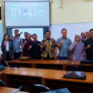 Ketua Persatuan Wartawan Indonesia Provinsi Jawa Tengah, Amir Machmud NS, SH. MH (tengah baju hitam) bersama para peserta kuliah praktisi yang terdiri dari mahasiswa Magister Hukum Universitas Semarang, di Gedung Pascasarjana Universitas Semarang Jl Soekarno Hatta Semarang pada 1 November 2024