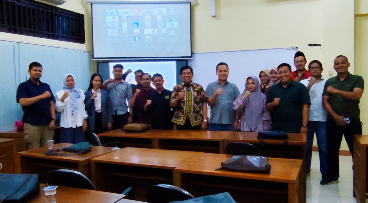Ketua Persatuan Wartawan Indonesia Provinsi Jawa Tengah, Amir Machmud NS, SH. MH (tengah baju hitam) bersama para peserta kuliah praktisi yang terdiri dari mahasiswa Magister Hukum Universitas Semarang, di Gedung Pascasarjana Universitas Semarang Jl Soekarno Hatta Semarang pada 1 November 2024