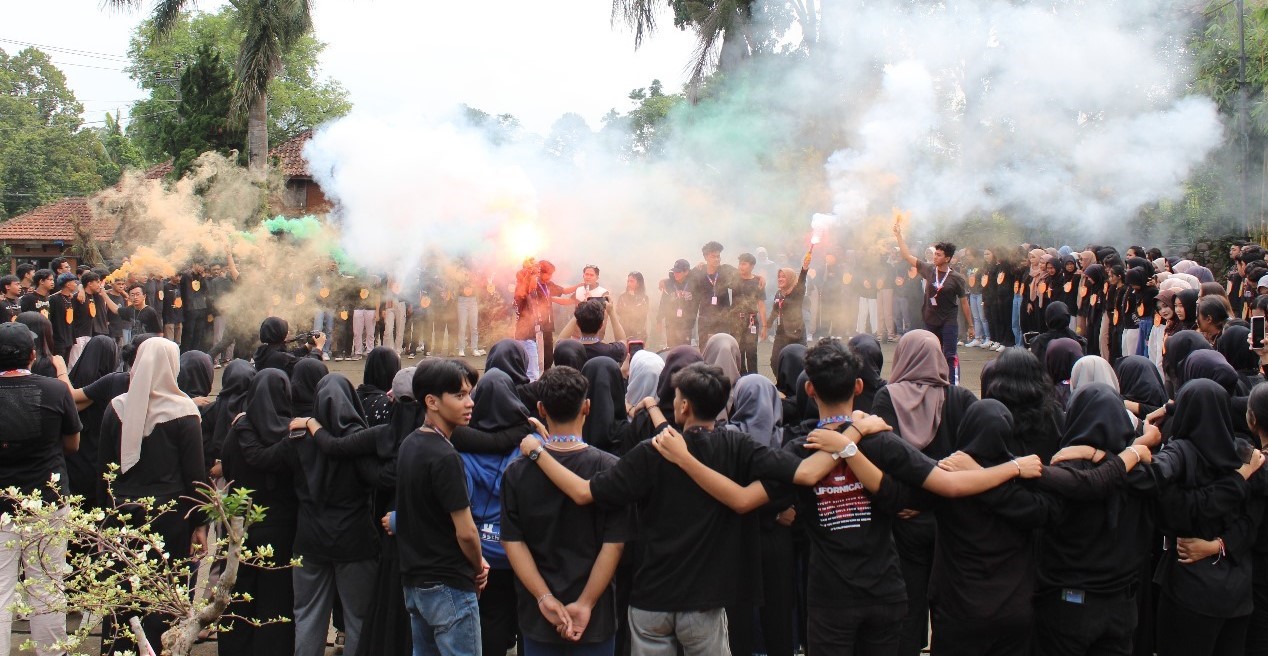 Suasana Latihan Kepemimpinan dan Manajemen Mahasiswa Tingkat Dasar (LKMM-TD) dan Malam Keakraban (Makrab) 2024 bagi mahasiswa baru yang Fakultas Teknologi Informasi dan Komunikasi (FTIK) Universitas Semarang (USM), di Kampung Djawa