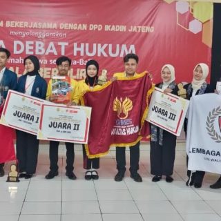 Para juara Lomba Debat Hukum Antarmahasiswa se-Jawa-Bali Piala Bergilir Prof. Dr. Muladi, SH menerima hadiah usai lomba di Ruang D.2.1 dan Ruang D.2.3 Fakultas Hukum USM, pada Sabtu (16/11/2024)