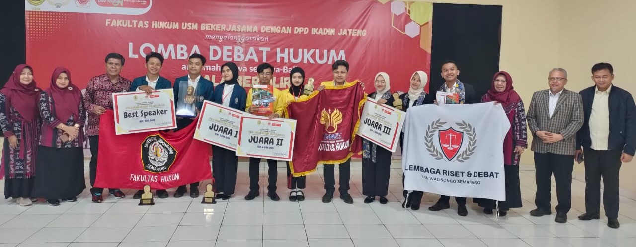 Para juara Lomba Debat Hukum Antarmahasiswa se-Jawa-Bali Piala Bergilir Prof. Dr. Muladi, SH menerima hadiah usai lomba di Ruang D.2.1 dan Ruang D.2.3 Fakultas Hukum USM, pada Sabtu (16/11/2024)