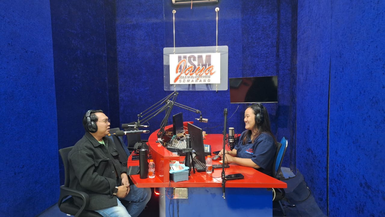 Ketua Harian Ikatan Alumni Universitas Semarang (IKA USM), Muhammad Arif Surana, SH. S.Psi. MM, menjadi narasumber dalam Talk show USM Update di Studio Radio USM Jaya Gedung N USM, pada Senin (25/11/2024)