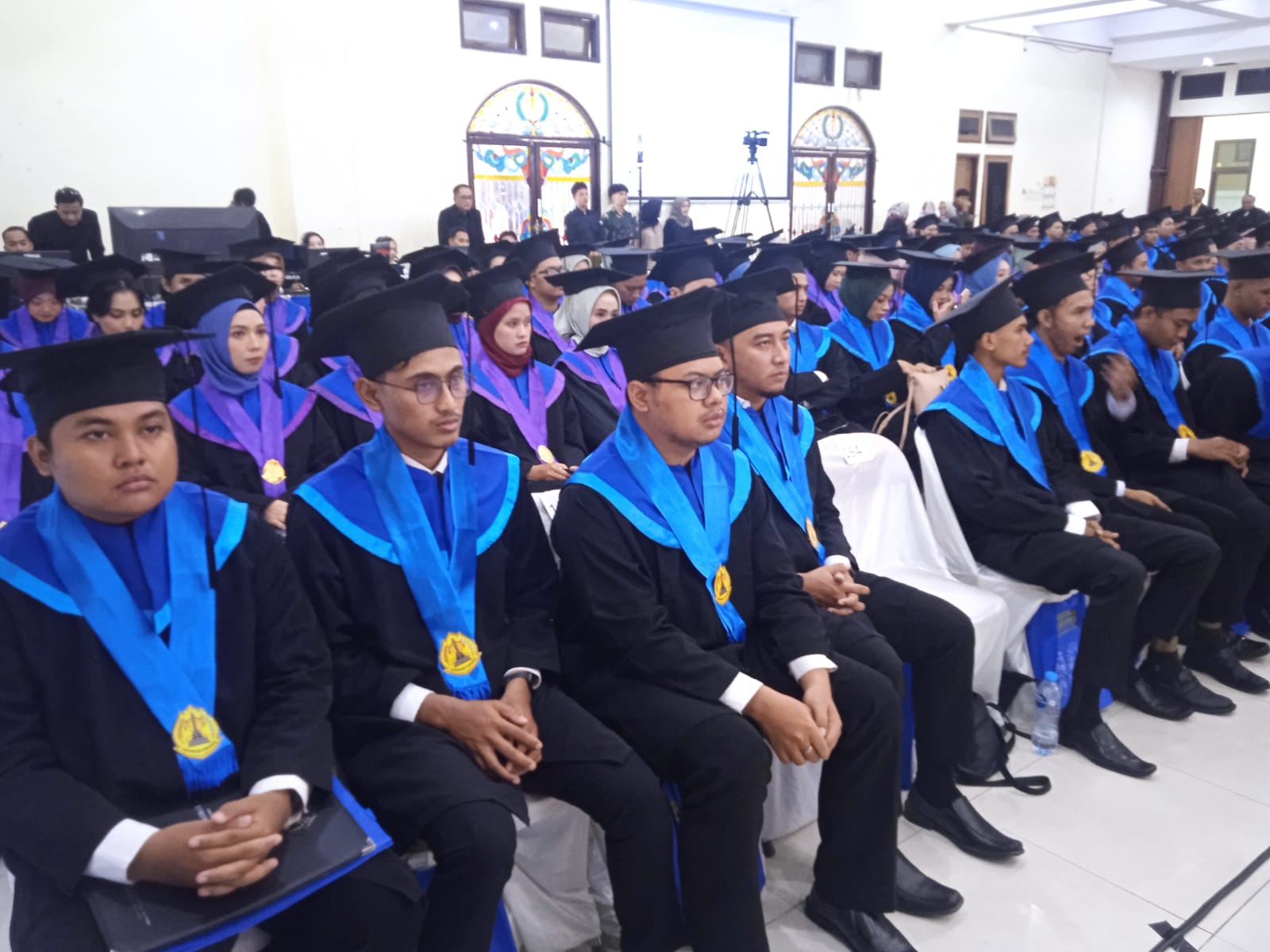 Para mahasiswa peserta Wisuda ke-70 Universitas Semarang (USM) yang berlangsung di Auditorium Ir Widjatmoko, pada 26 November 2024. 