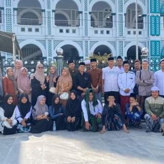 Peserta ziarah ke 16 makam wali dari Unit Kegiatan Mahasiswa (UKM) Forum Komunikasi Mahasiswa Islam (Fokmi) Universitas Semarang (USM) yang dilakukan baru-baru ini.