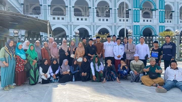 Peserta ziarah ke 16 makam wali dari Unit Kegiatan Mahasiswa (UKM) Forum Komunikasi Mahasiswa Islam (Fokmi) Universitas Semarang (USM) yang dilakukan baru-baru ini.