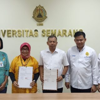 Foto bersama usai Penandatanganan kerjasama antara Universitas Semarang (USM) dengan DP3A-P2KB Provinsi Jawa Tengah di lantai 9 Menara USM, pada Senin (25/11/2024)