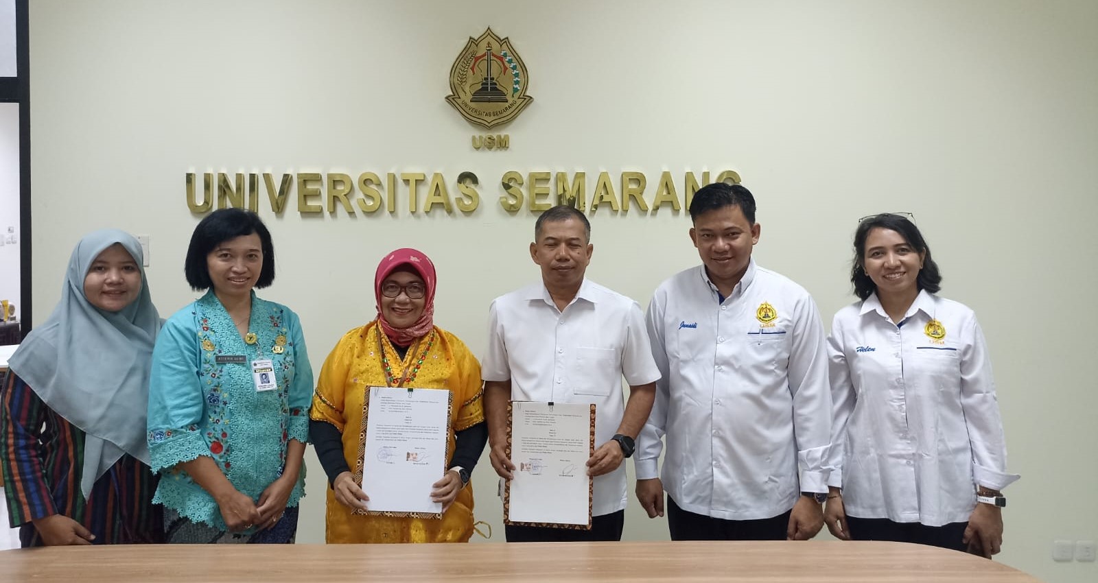 Foto bersama usai Penandatanganan kerjasama antara Universitas Semarang (USM) dengan DP3A-P2KB Provinsi Jawa Tengah di lantai 9 Menara USM, pada Senin (25/11/2024)