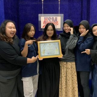 Tim Radio USM Jaya yang berhasil meraih juara 3 dalam ajang Anugerah KPID Award Jawa Tengah 2024 kategori Iklan Layanan Masyarakat (ILM) Radio , yang digelar oleh Komisi Penyiaran Indonesia Daerah (KPID) Provinsi Jateng, pada Senin (25/11/2024) malam