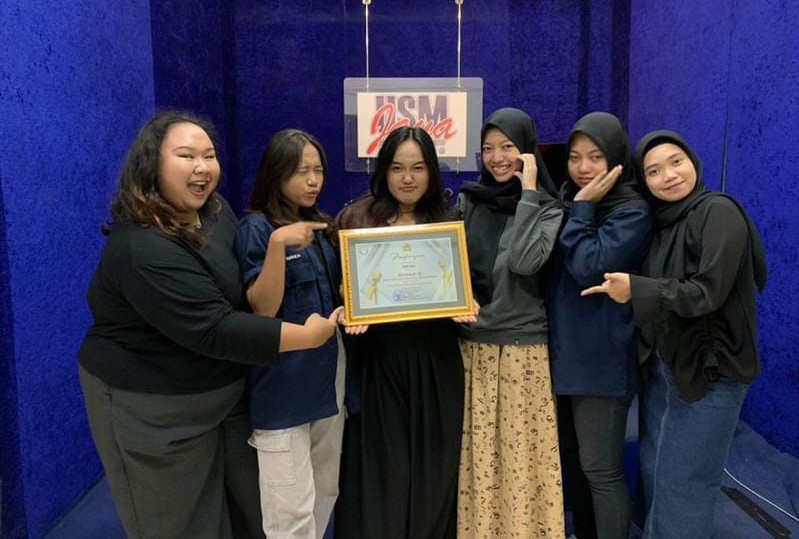 Tim Radio USM Jaya yang berhasil meraih juara 3 dalam ajang Anugerah KPID Award Jawa Tengah 2024 kategori Iklan Layanan Masyarakat (ILM) Radio , yang digelar oleh Komisi Penyiaran Indonesia Daerah (KPID) Provinsi Jateng, pada Senin (25/11/2024) malam