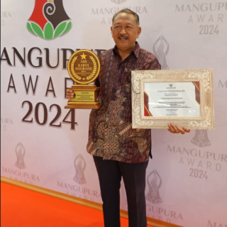 I Gusti Nyoman Jelantik bersama dengan penghargaan yang diterimanya