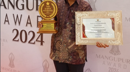 I Gusti Nyoman Jelantik bersama dengan penghargaan yang diterimanya