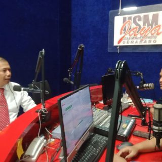 Rektor Universitas Semarang (USM), Dr. Supari, ST. MT menjadi narasumber dalam Talkshow Rektor Menyapa dengan tema "USM Dukung Sukses Pilkada Serentak 2024" di Studio Radio USM Jaya Gedung N USM pada, Selasa (5/11/2024)