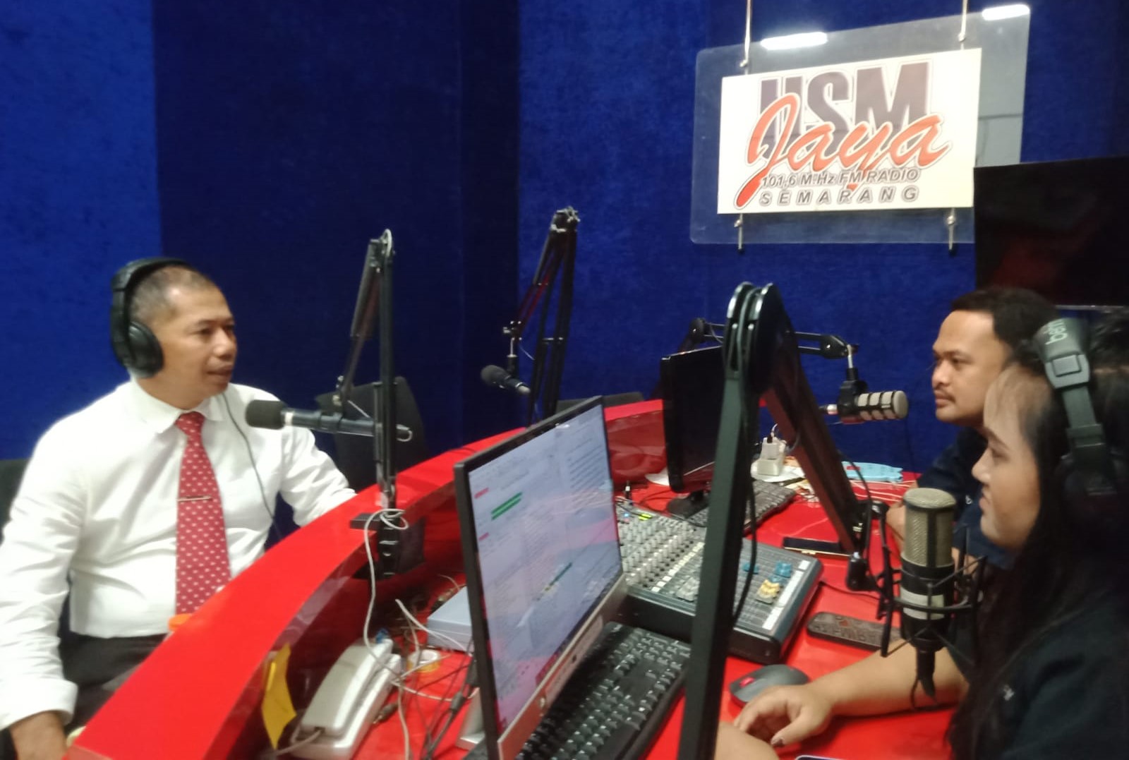 Rektor Universitas Semarang (USM), Dr. Supari, ST. MT menjadi narasumber dalam Talkshow Rektor Menyapa dengan tema "USM Dukung Sukses Pilkada Serentak 2024" di Studio Radio USM Jaya Gedung N USM pada, Selasa (5/11/2024)