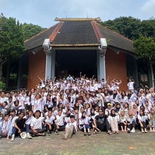 Foto bersama para peserta Latihan Keterampilan Manajemen Mahasiswa Tingkat Dasar (LKMM-TD) dan Malam Keakraban (Makrab) dari Fakultas Hukum USM yang berlangsung pada 8-10 November 2024