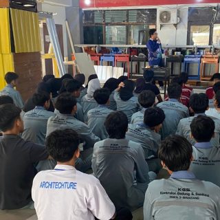 Pelatihan Perakitan Pondasi Footplate diberikan Tim Pengabdian kepada Masyarakat Universitas Semarang (PkM USM) kepada siswa Jurusan Konstruksi Gedung dan Perumahan SMKN 3 Semarang
