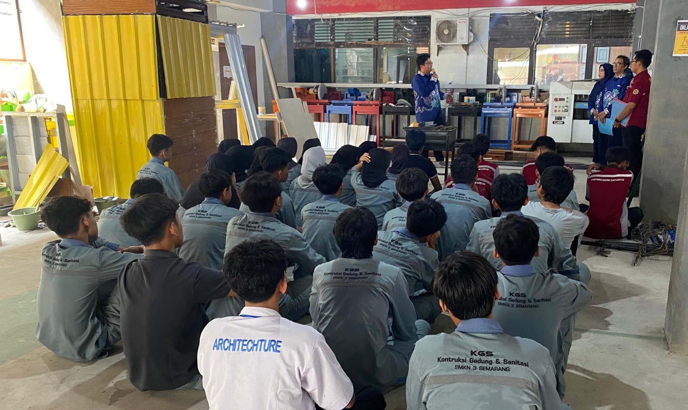 Pelatihan Perakitan Pondasi Footplate diberikan Tim Pengabdian kepada Masyarakat Universitas Semarang (PkM USM) kepada siswa Jurusan Konstruksi Gedung dan Perumahan SMKN 3 Semarang