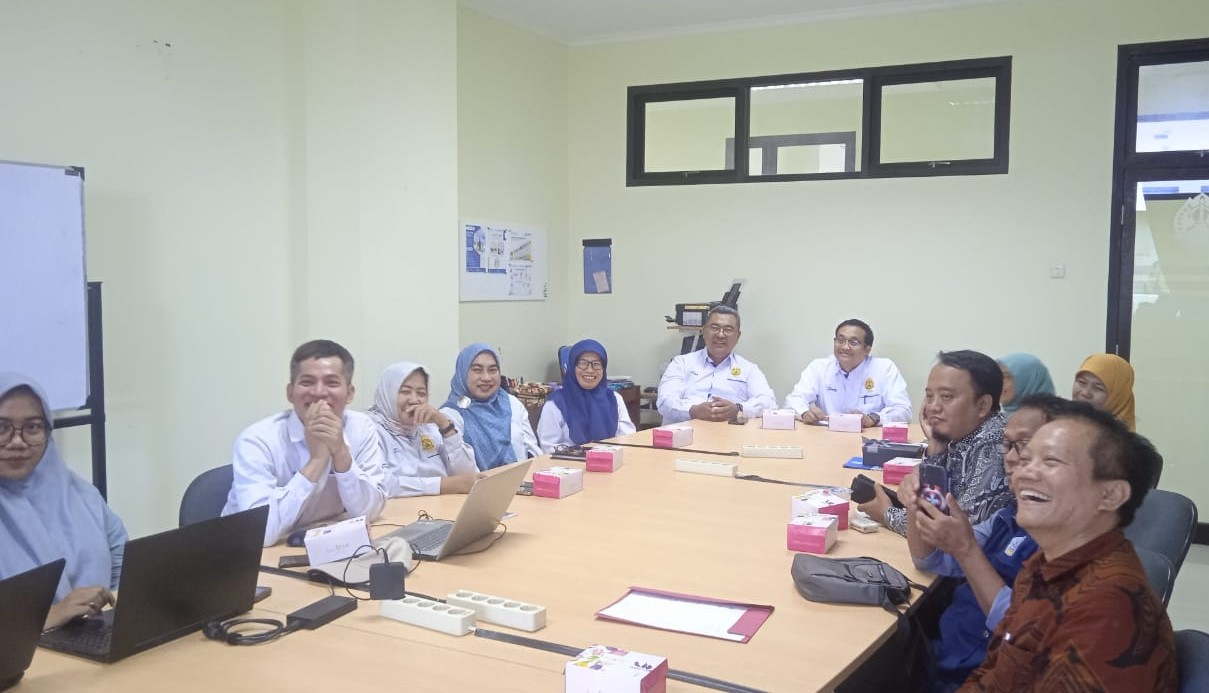 Kunjungan delegasi dari Prodi Teknik Sipil Universitas Widya Dharma (Unwidha) Klaten yang diterima Dekan Fakultas Teknik Universitas Semarang (USM) Dr Purwanto ST MT di Ruang TUK Lantai 7 Gedung Menara USM pada 14 November 2024. Tujuan kunjungan untuk melakukan studi banding dalam rangka peningkatan pelaksanaan MBKM, Reakreditasi dan PMB