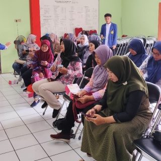 Salah satu anggota Tim PkM FTIK USM memberikan Pelatihan Penggunaan Google Forms kepada para kader FKK di Kelurahan Meteseh, Kecamatan Tembalang, Kota Semarang