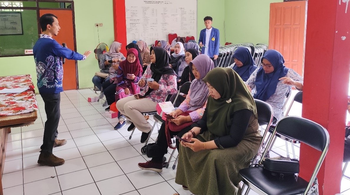 Salah satu anggota Tim PkM FTIK USM memberikan Pelatihan Penggunaan Google Forms kepada para kader FKK di Kelurahan Meteseh, Kecamatan Tembalang, Kota Semarang