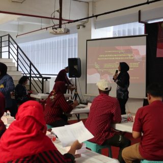 UMKM Paguyuban Pasar Johar Selatan Semarang, mendapatkan edukasi terkait perpajakan dari Tim Pkm USM pada 13 November 2024, di Gedung Pasar Johar Selatan lantai 3 Kota Semarang