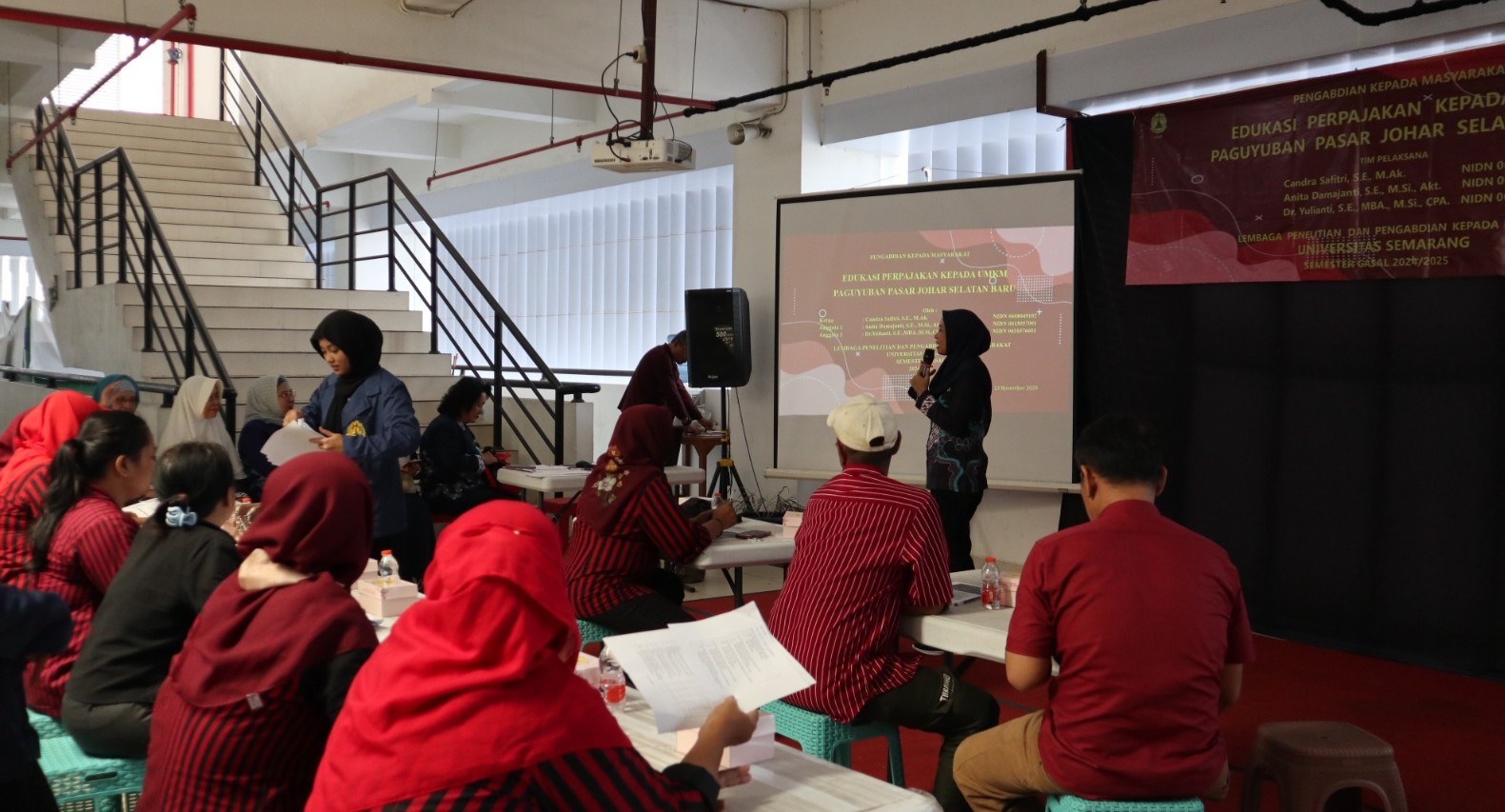 UMKM Paguyuban Pasar Johar Selatan Semarang, mendapatkan edukasi terkait perpajakan dari Tim Pkm USM pada 13 November 2024, di Gedung Pasar Johar Selatan lantai 3 Kota Semarang