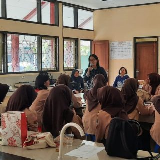 Penyuluhan tentang penanganan pascapanen dan pengolahan cabai, diberikan Tim Pengabdian kepada Masyarakat (PkM) dosen Fakultas Teknologi Pertanian (FTP) Universitas Semarang (USM) kepada 72 siswa SMK Negeri 1 Bawen, Kecamatan Bawen, Kabupaten Semarang, pada 15 November 2024