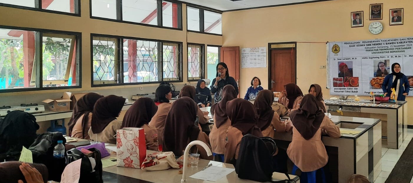 Penyuluhan tentang penanganan pascapanen dan pengolahan cabai, diberikan Tim Pengabdian kepada Masyarakat (PkM) dosen Fakultas Teknologi Pertanian (FTP) Universitas Semarang (USM) kepada 72 siswa SMK Negeri 1 Bawen, Kecamatan Bawen, Kabupaten Semarang, pada 15 November 2024