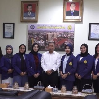 Sebanyak 11 mahasiswa USM yang mengikuti Kuliah Kerja Nyata (KKN) Internasional di Thailand telah kembali ke Indonesia. KKN Internasional tersebut berlangsung dari 11 September - 7 Oktober 2024. Kepulangan mereka disambut Rektor Universitas Semarang (USM), Dr. Supari, ST. MT