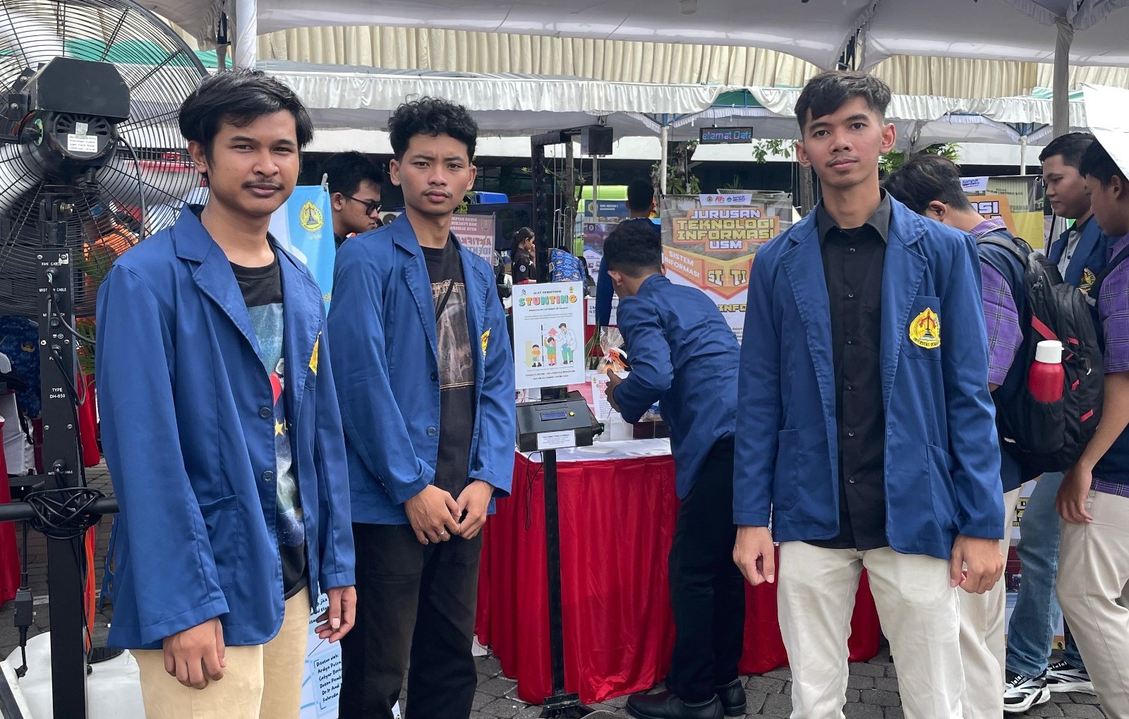 Para mahasiswa Teknik Elektro Universitas Semarang (USM) ikut berpartisipasi pada Pameran Inovasi Internet of Things (IoT) yang diselenggarakan oleh Pemerintah Kota Semarang di Balai Kota Semarang pada tanggal 29 November 2024