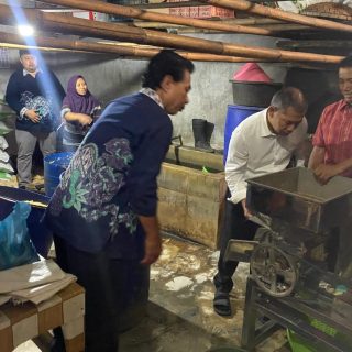 Rektor Universitas Semarang (USM), Dr. Supari. ST. MT (baju putih) melakukan kunjungan ke tempat usaha milik Ngadinu, seorang pelaku UMKM skala rumahan di Kelurahan