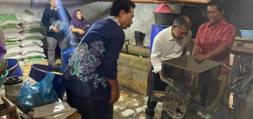 Rektor Universitas Semarang (USM), Dr. Supari. ST. MT (baju putih) melakukan kunjungan ke tempat usaha milik Ngadinu, seorang pelaku UMKM skala rumahan di Kelurahan