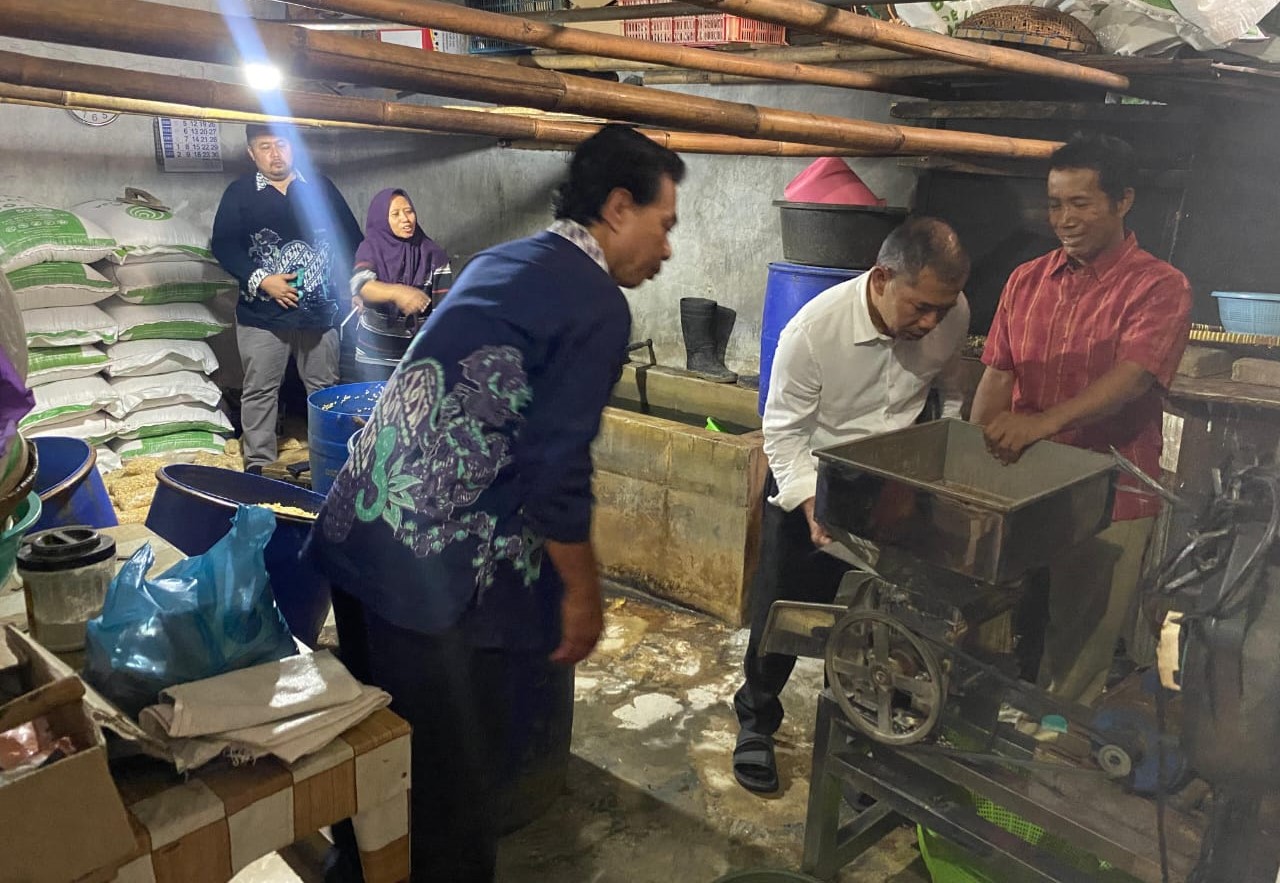 Rektor Universitas Semarang (USM), Dr. Supari. ST. MT (baju putih) melakukan kunjungan ke tempat usaha milik Ngadinu, seorang pelaku UMKM skala rumahan di Kelurahan