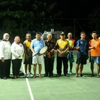 Pertandingan tenis persahabatan dilakukan Tim USM Tennis Club (UTC) dengan purnawirawan Polda Sehat Tennis Club (PSTC) di Lapangan tennis Aspol Kabluk Jl Gajah Raya Semarang, pada 29 Oktober 2024