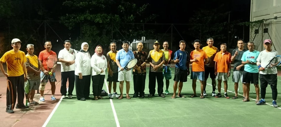 Pertandingan tenis persahabatan dilakukan Tim USM Tennis Club (UTC) dengan purnawirawan Polda Sehat Tennis Club (PSTC) di Lapangan tennis Aspol Kabluk Jl Gajah Raya Semarang, pada 29 Oktober 2024