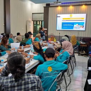 Sebanyak 30 anggota Forum UMKM Mranggen, mendapat pelatihan dan pendampingan dari Tim Pengabdian kepada Masyarakat (PkM) dosen Fakultas Ekonomi Universitas Semarang (USM), di Aula Kecamatan Mranggen, pada 30 Oktober 2024