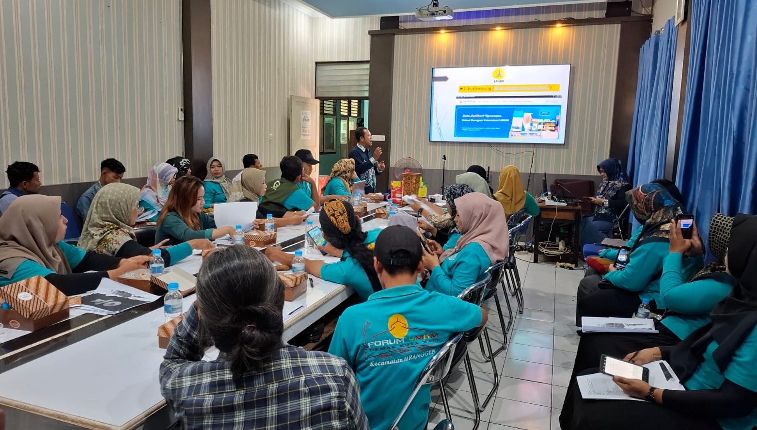 Sebanyak 30 anggota Forum UMKM Mranggen, mendapat pelatihan dan pendampingan dari Tim Pengabdian kepada Masyarakat (PkM) dosen Fakultas Ekonomi Universitas Semarang (USM), di Aula Kecamatan Mranggen, pada 30 Oktober 2024