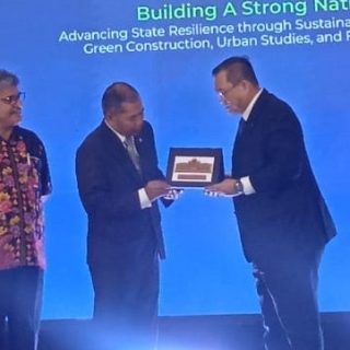 Pemberian cinderamata usai penandatanganan Letter of Intent (LoI) antara Rektor Universitas Semarang (USM), Dr Supari ST MT dan Vice Chancellor of Universiti Sains Islam Malaysia (USIM), Prof. Dato Ts Dr.Sharifudin Md Shaarani, di acara International Conference on Sustainable Engineering, Green Construction, Urban Studies, Agriculture, and Food Resilience (ICoSECURE) 2024 di Hotel Tentrem Semarang, pada Selasa (29/10/2024)