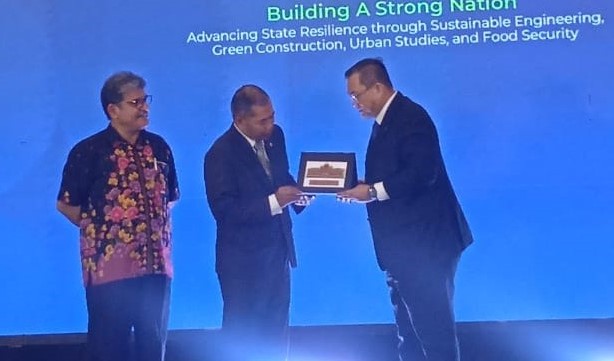 Pemberian cinderamata usai penandatanganan Letter of Intent (LoI) antara Rektor Universitas Semarang (USM), Dr Supari ST MT dan Vice Chancellor of Universiti Sains Islam Malaysia (USIM), Prof. Dato Ts Dr.Sharifudin Md Shaarani, di acara International Conference on Sustainable Engineering, Green Construction, Urban Studies, Agriculture, and Food Resilience (ICoSECURE) 2024 di Hotel Tentrem Semarang, pada Selasa (29/10/2024)