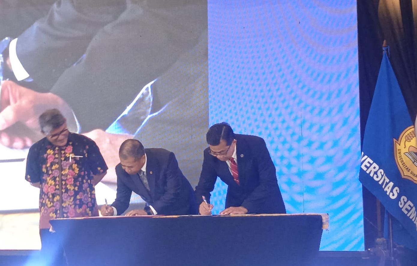 Penandatanganan Memorandum of Understanding (MoU) antara Rektor USM, Dr. Supari, ST. MT dan Pro-Vice Chancellor UTM, Prof. Ts. Dr. Abd Latif Saleh, berlangsung di Hotel Tentrem Semarang, pada Selasa (29/10/2024)