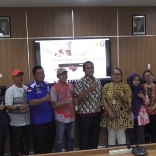 Foto bersama para peserta dan narasumber Focus Group Discussion (FGD) Sistem Penelusuran Daging Halal di Lantai 9 Gedung Menara USM, baru-baru ini.
